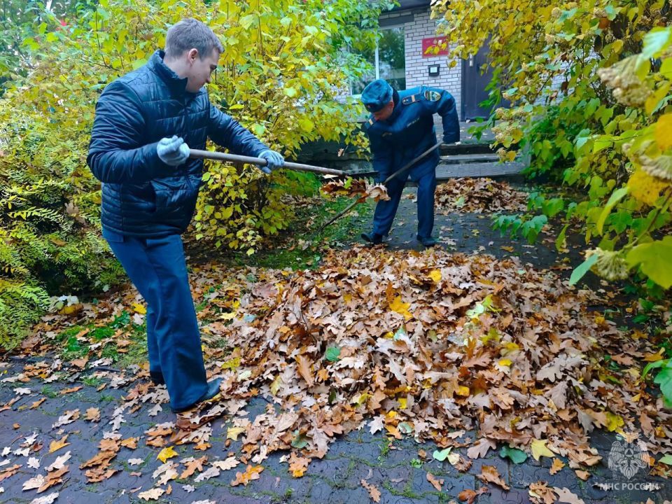 Сотрудники #МЧС_Петербурга приняли участие в общегородском субботнике Сотрудники #МЧС_Петербурга приняли участие в общегородском субботнике