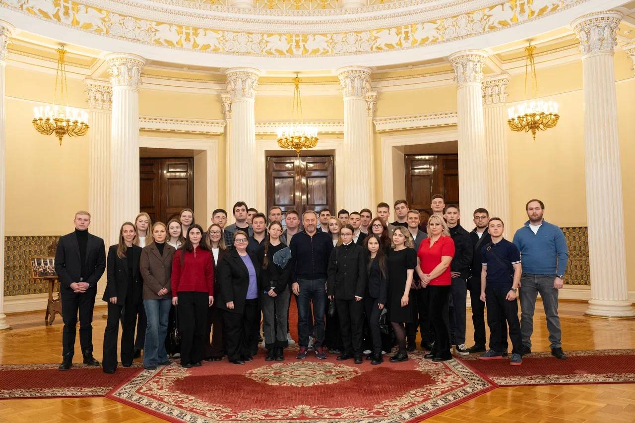 Впервые встретился со студентами из Москвы — будущими юристами из МГУ, которые посетили Петербург в рамках учебно-ознакомительной поездки Впервые встретился со студентами из Москвы — будущими юристами из МГУ, которые посетили Петербург в рамках учебно-ознакомительной поездки
