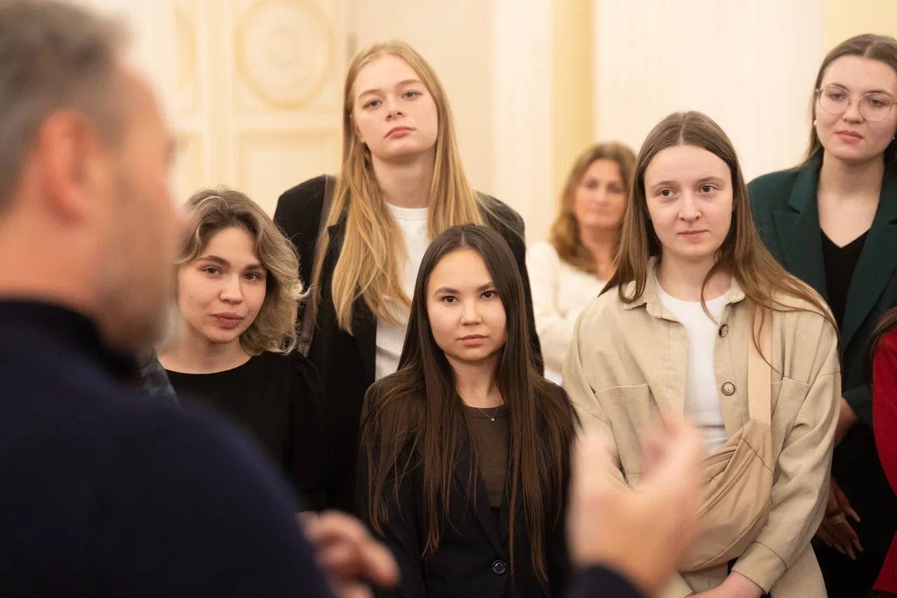 Впервые встретился со студентами из Москвы — будущими юристами из МГУ, которые посетили Петербург в рамках учебно-ознакомительной поездки Впервые встретился со студентами из Москвы — будущими юристами из МГУ, которые посетили Петербург в рамках учебно-ознакомительной поездки