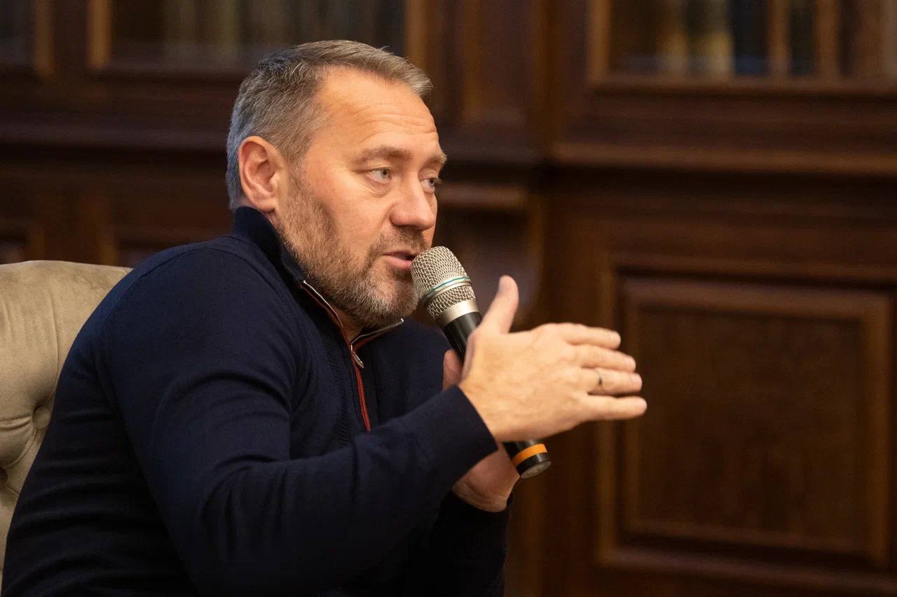 Впервые встретился со студентами из Москвы — будущими юристами из МГУ, которые посетили Петербург в рамках учебно-ознакомительной поездки