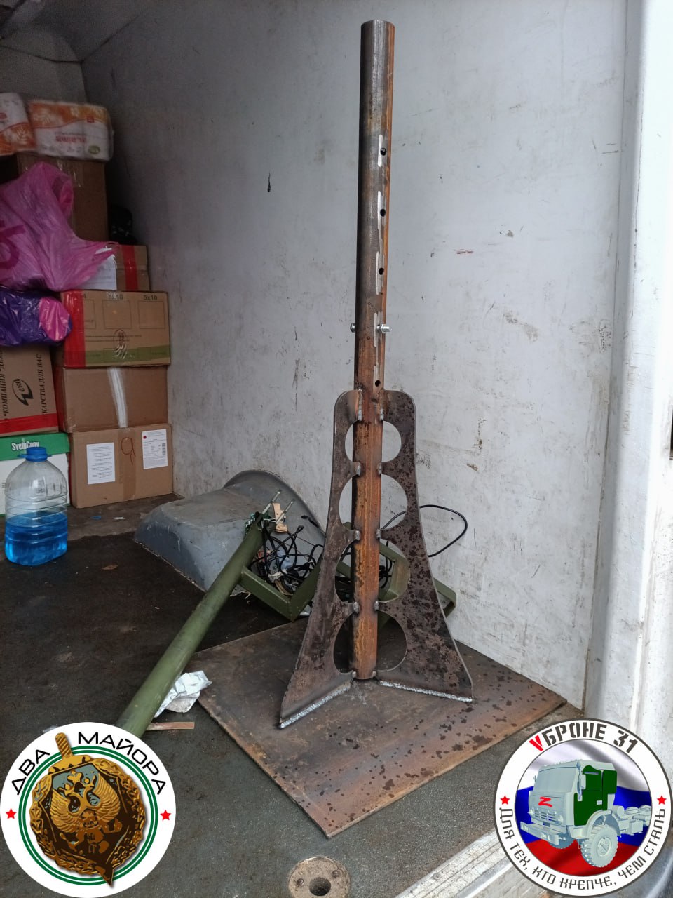 Два майора: Фронтовая броня. Наши Стойки для "мини ПВО" продолжают разлетаться не то что "с пылу с жару", а даже и "недопеченые"! Нужно было так срочно, что отправили с неокрашенной деталью