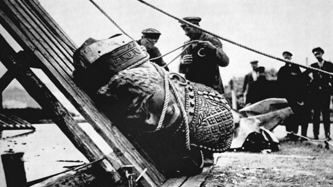 Выход в эфир 16-серийного фильма Андрея Кончаловского "Хроники русской революции" поднял общественный интерес к этой трагической теме русской истории