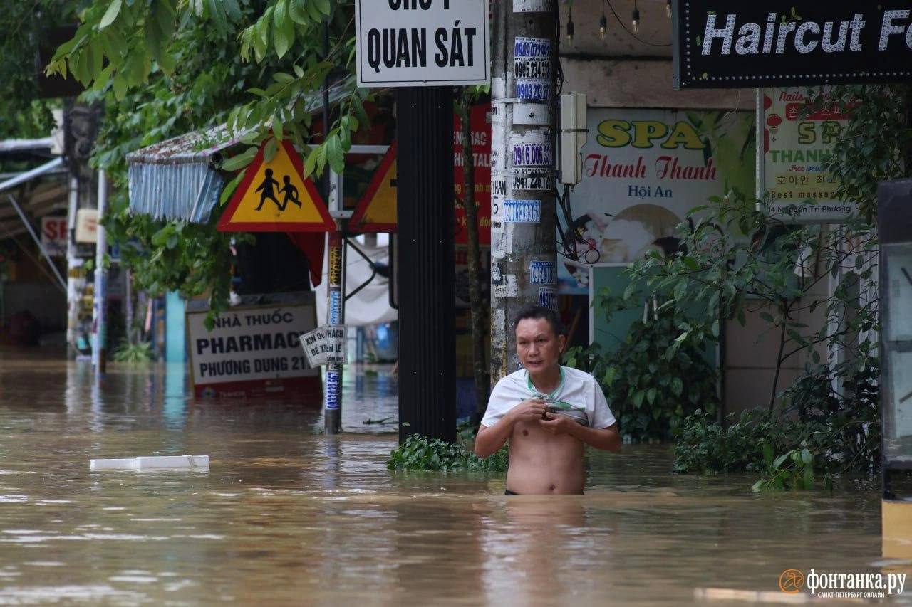 В центре Вьетнама масштабное наводнение В центре Вьетнама масштабное наводнение
