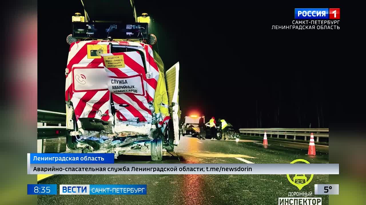 На трассе "Нева" водитель легкового автомобиля протаранил стоящий микроавтобус