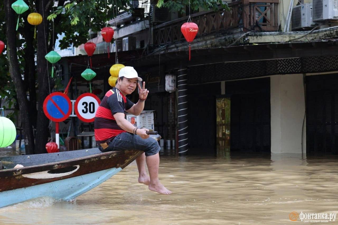 В центре Вьетнама масштабное наводнение В центре Вьетнама масштабное наводнение