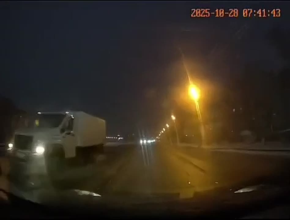 Новости к этому часу:. На Сахалине несколько районов остались без электричества и воды из-за обрыва грозотроса на линии электропередачи, соединяющей две подстанции