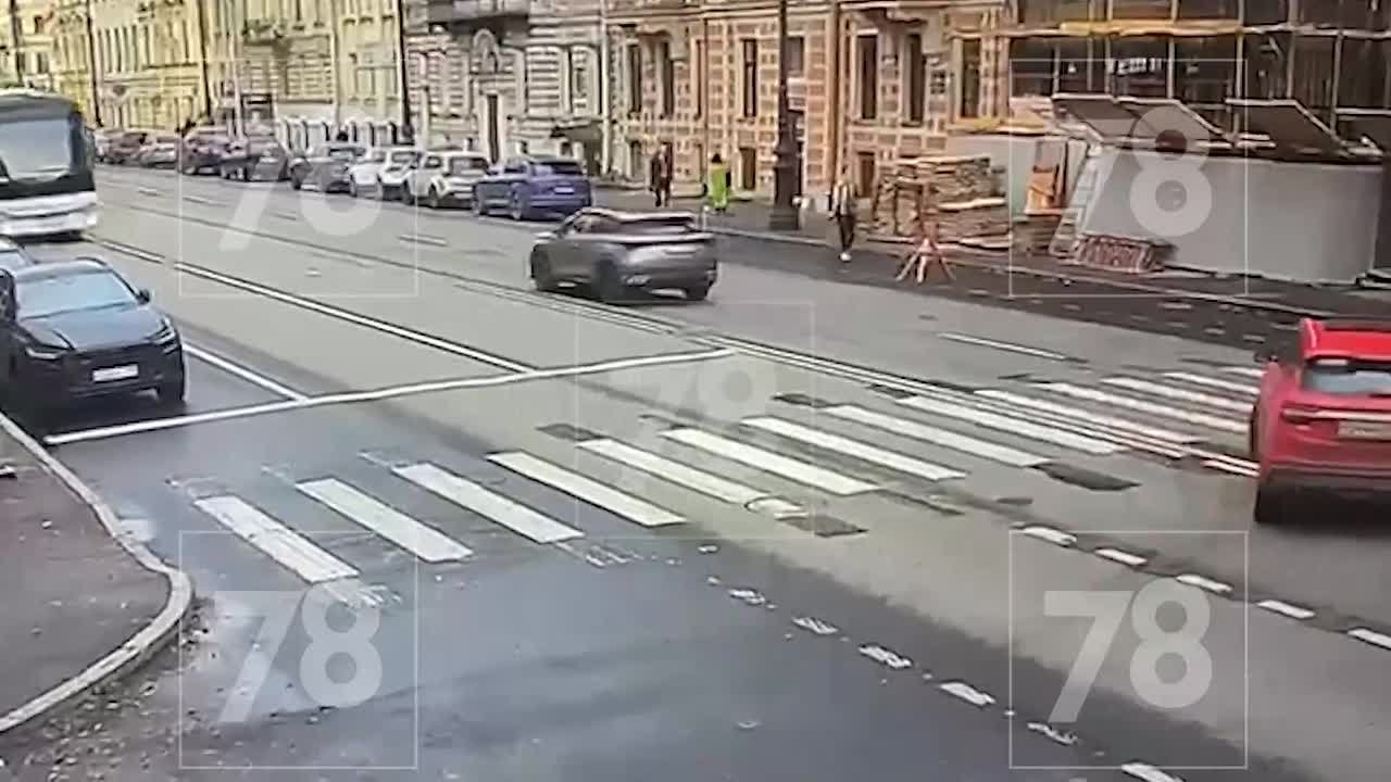 Автобус въехал в такси на 1-й линии Васильевского острова — ДТП произошло несколько часов назад