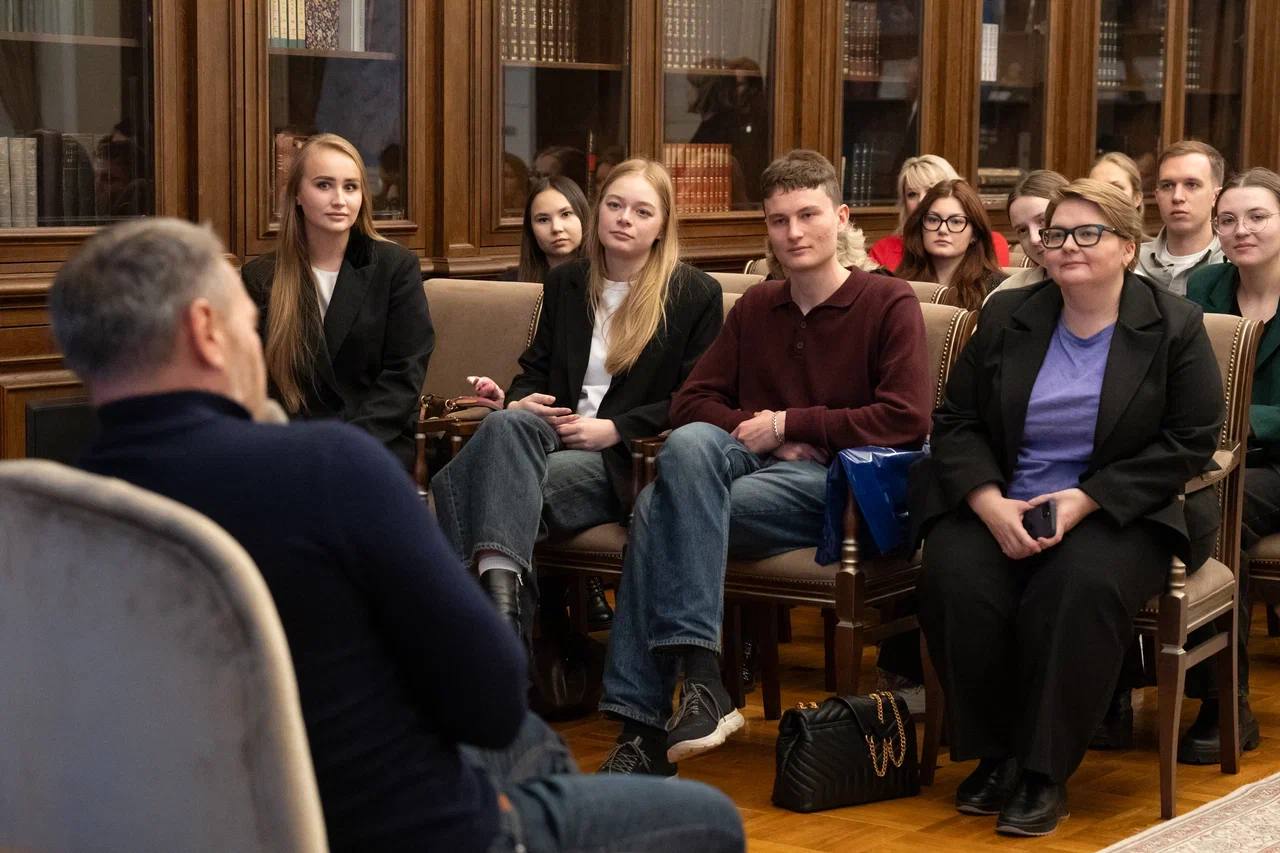 Впервые встретился со студентами из Москвы — будущими юристами из МГУ, которые посетили Петербург в рамках учебно-ознакомительной поездки Впервые встретился со студентами из Москвы — будущими юристами из МГУ, которые посетили Петербург в рамках учебно-ознакомительной поездки