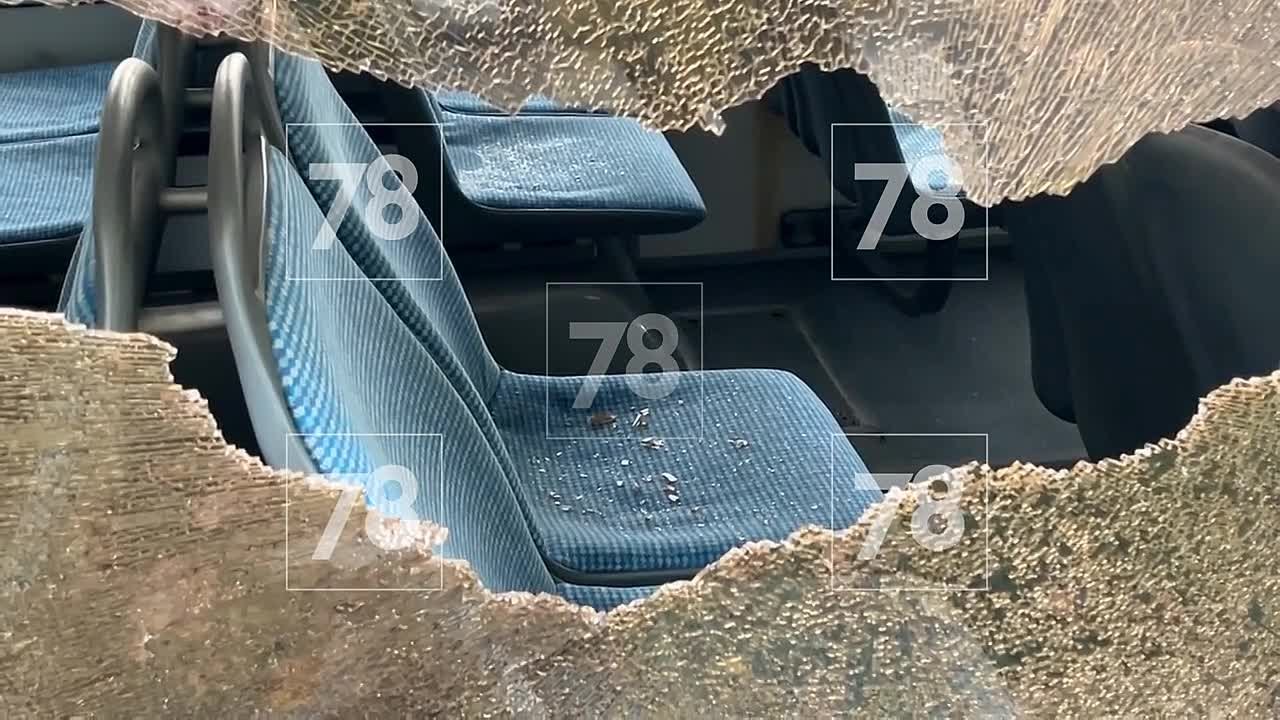 Максимально неожиданную травму получила пассажирка 85-го автобуса — на площади Сикорского её ударил по спине сорвавшийся троллейбусный трос, сообщил источник