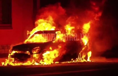 Эффектно полыхает автомобиль на 16-17 линии Васильевского острова, делятся кадрами читатели