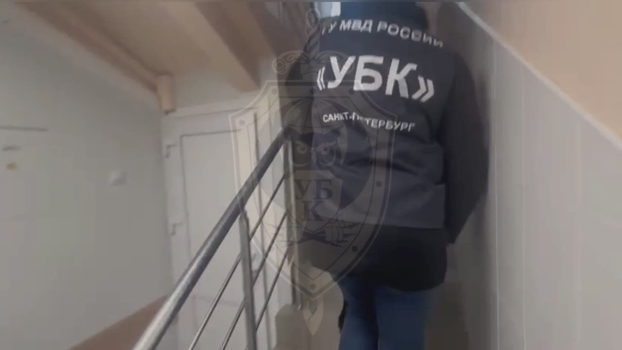 Осенью 2023 года, будучи специалистом офиса продаж и обслуживания оператора мобильной связи «МТС» и находясь на рабочем месте в Всеволожском районе Ленинградской области, гражданин, действуя в нарушение должностных...