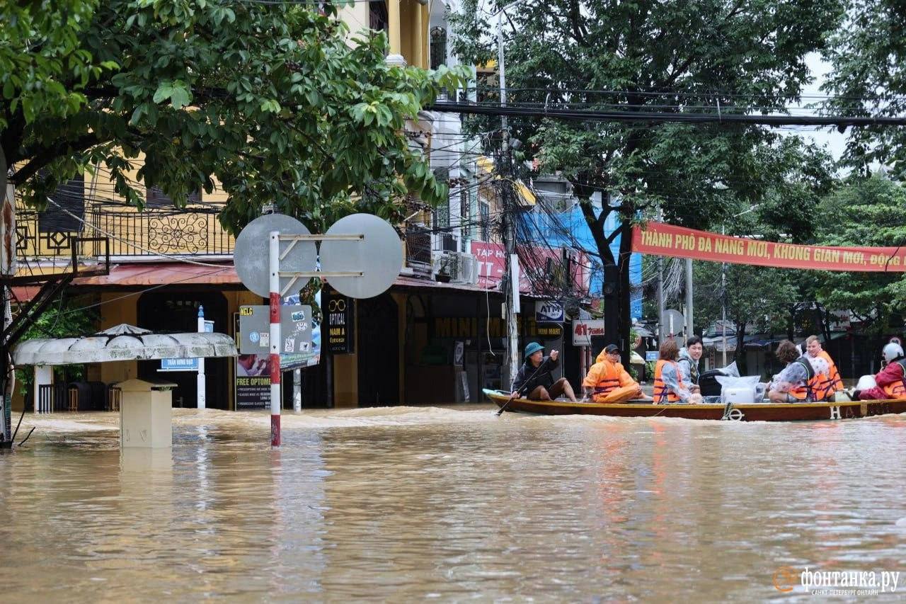 В центре Вьетнама масштабное наводнение В центре Вьетнама масштабное наводнение
