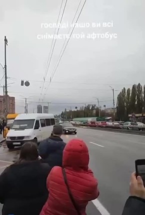 Диковинка в виде двухэтажного «заморского» автобуса так впечатлила украинцев, что все стоявшие на остановке, тут же взялись за смартфоны, чтобы запечатлеть чудо техники в галерею