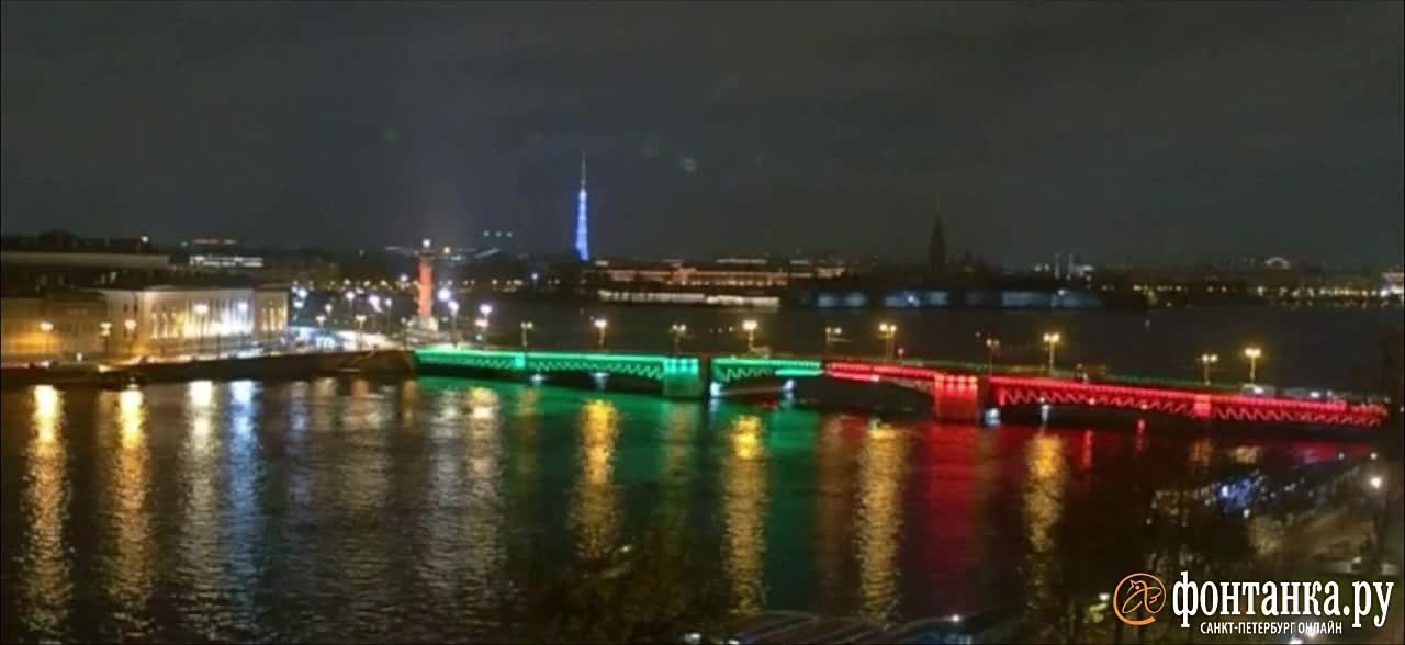 Дворцовый мост окрасился в цвета белорусского флага — в зеленый и красный напополам