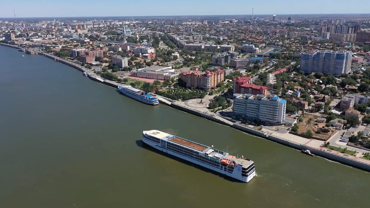 Теплоход «Владимир Жириновский» доставили в Петербург на достройку