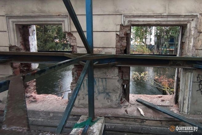 Пробирная палата, которая на много лет превратилась в пруд с камышами и деревьями на канале Грибоедова, обретает свои прежние очертания Пробирная палата, которая на много лет превратилась в пруд с камышами и деревьями на канале Грибоедова, обретает свои прежние очертания