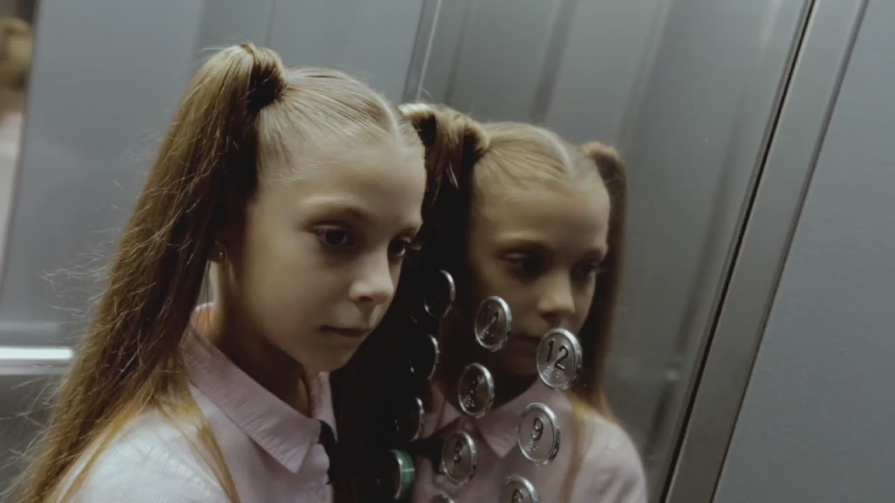 #УраКаникулы - о безопасности в лифте