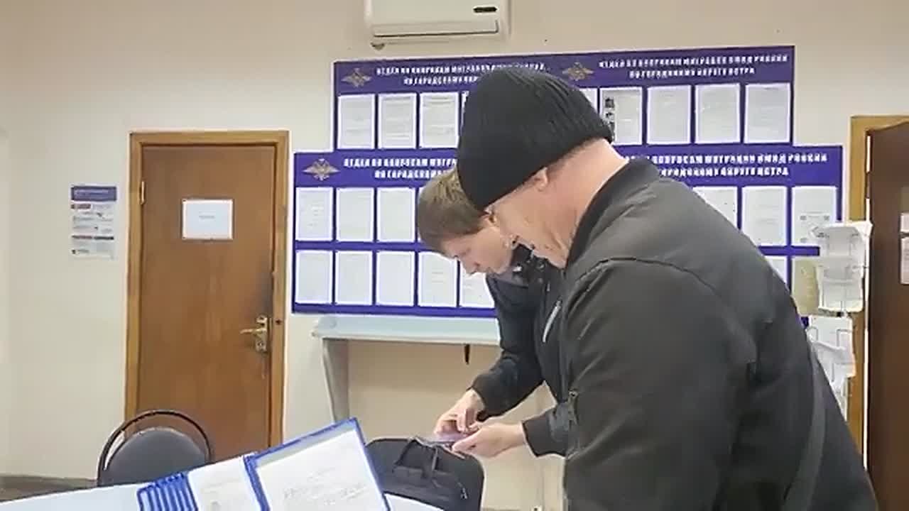 Доказал, что достоин: многодетный американец получил гражданство России