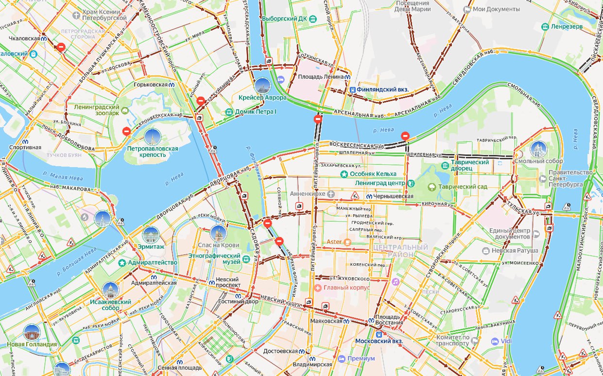 Дороги в центре города стремительно желтеют и краснеют — некоторые участки и вовсе перекрыты