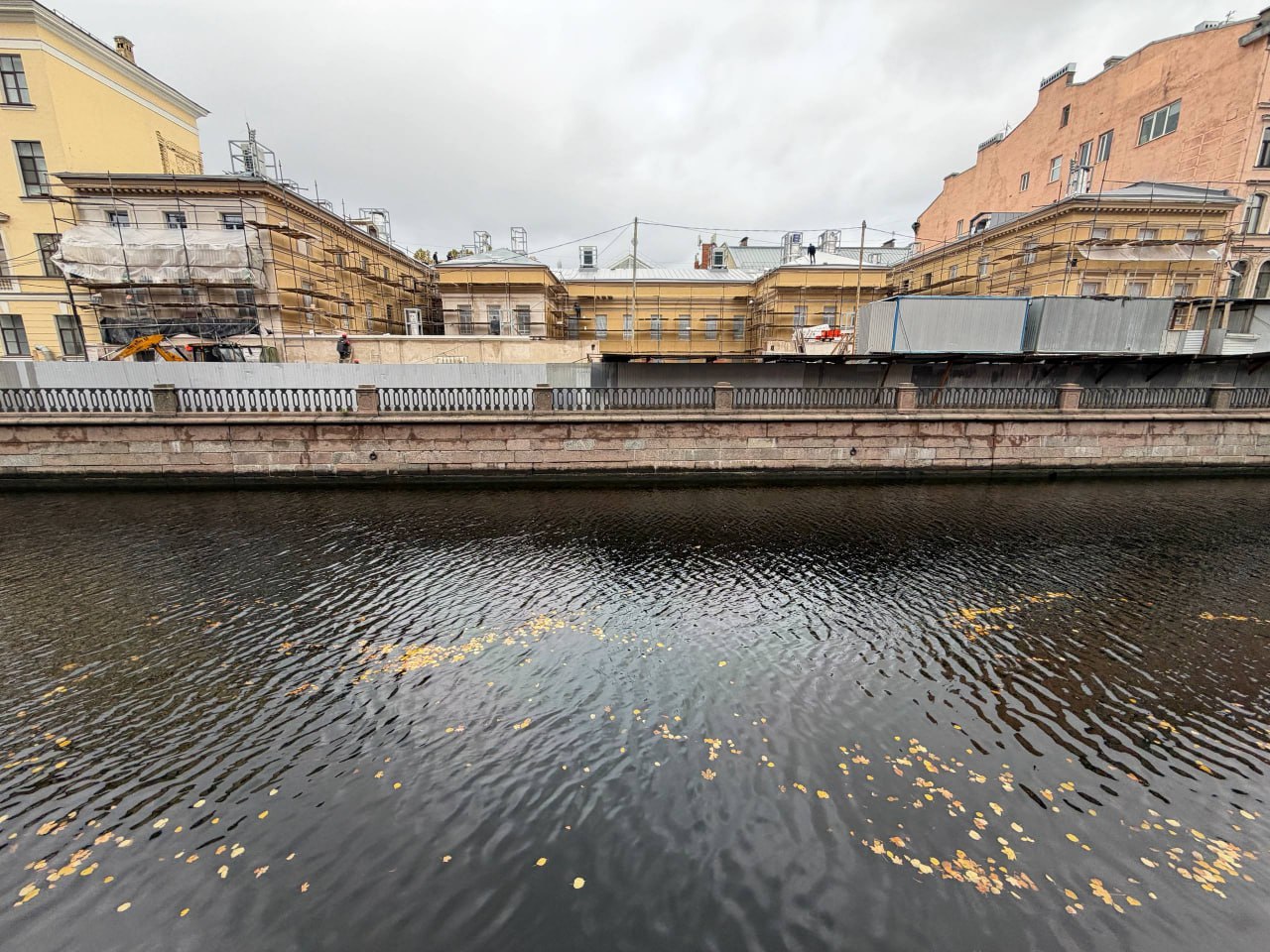 Пробирная палата, которая на много лет превратилась в пруд с камышами и деревьями на канале Грибоедова, обретает свои прежние очертания Пробирная палата, которая на много лет превратилась в пруд с камышами и деревьями на канале Грибоедова, обретает свои прежние очертания