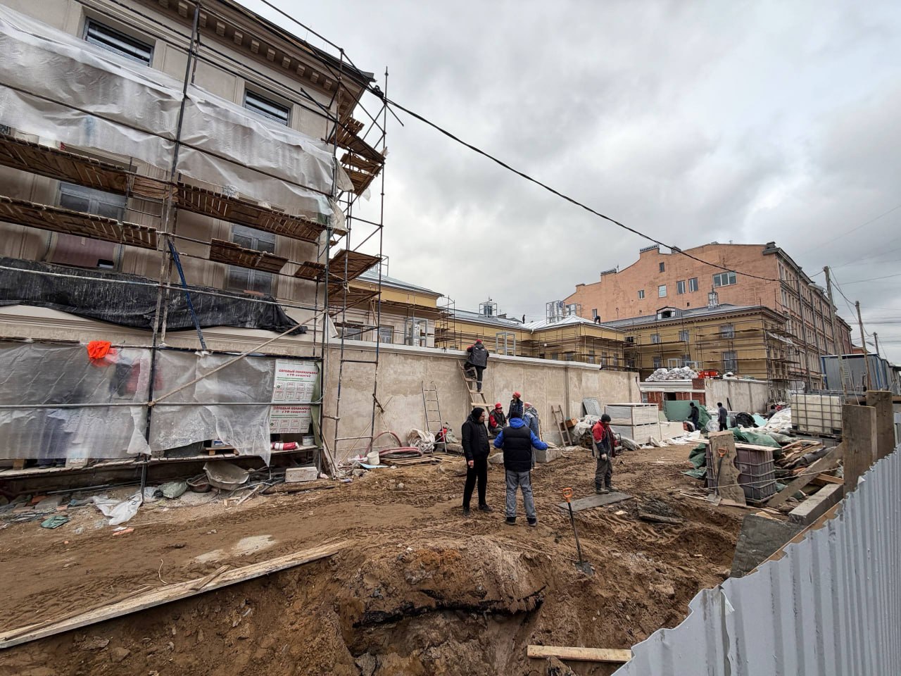 Пробирная палата, которая на много лет превратилась в пруд с камышами и деревьями на канале Грибоедова, обретает свои прежние очертания Пробирная палата, которая на много лет превратилась в пруд с камышами и деревьями на канале Грибоедова, обретает свои прежние очертания