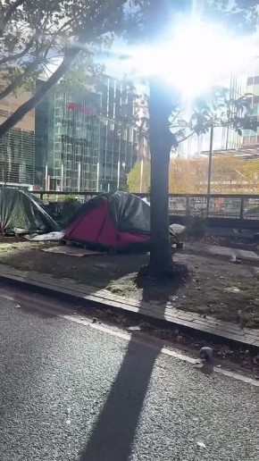 Если вы вдруг не поняли: этот стихийный палаточный городок — Лондон