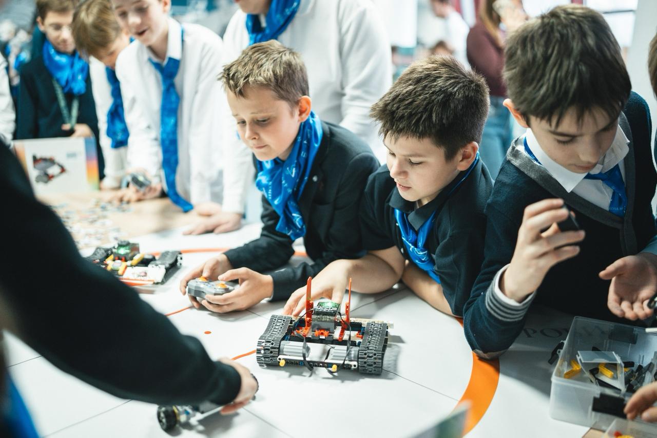 Роботы — детям. Сегодня, в канун Дня инженера, «Новые люди» провели в Москве и Подмосковье первые «Робоуроки» для школьников Роботы — детям. Сегодня, в канун Дня инженера, «Новые люди» провели в Москве и Подмосковье первые «Робоуроки» для школьников