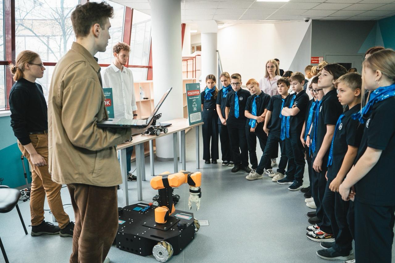 Роботы — детям. Сегодня, в канун Дня инженера, «Новые люди» провели в Москве и Подмосковье первые «Робоуроки» для школьников Роботы — детям. Сегодня, в канун Дня инженера, «Новые люди» провели в Москве и Подмосковье первые «Робоуроки» для школьников