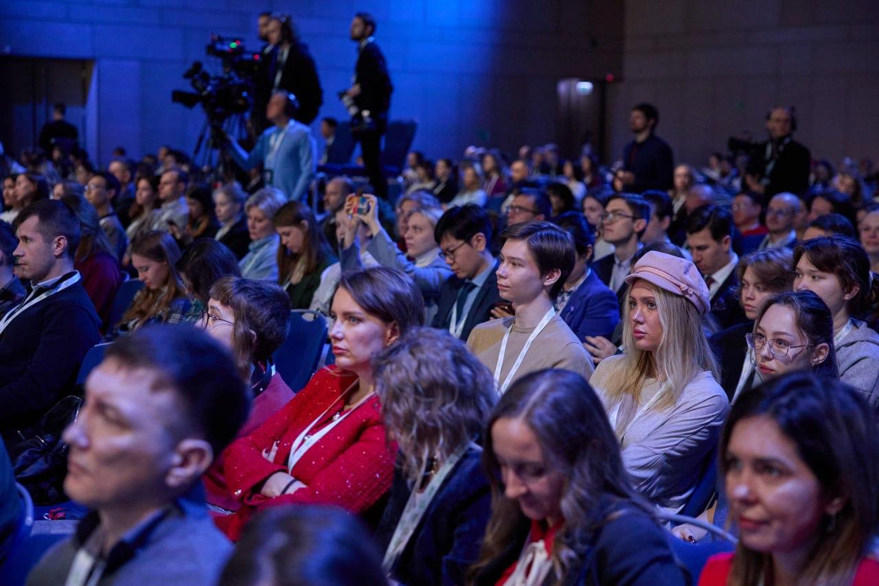 Фейк: После сообщений о минировании здания, где проходит форум «Диалог о фейках 3.0», многие гости и участники стали покидать мероприятие