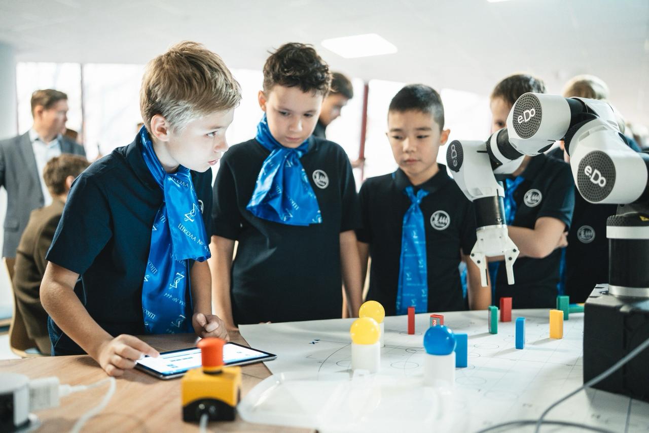 Роботы — детям. Сегодня, в канун Дня инженера, «Новые люди» провели в Москве и Подмосковье первые «Робоуроки» для школьников Роботы — детям. Сегодня, в канун Дня инженера, «Новые люди» провели в Москве и Подмосковье первые «Робоуроки» для школьников