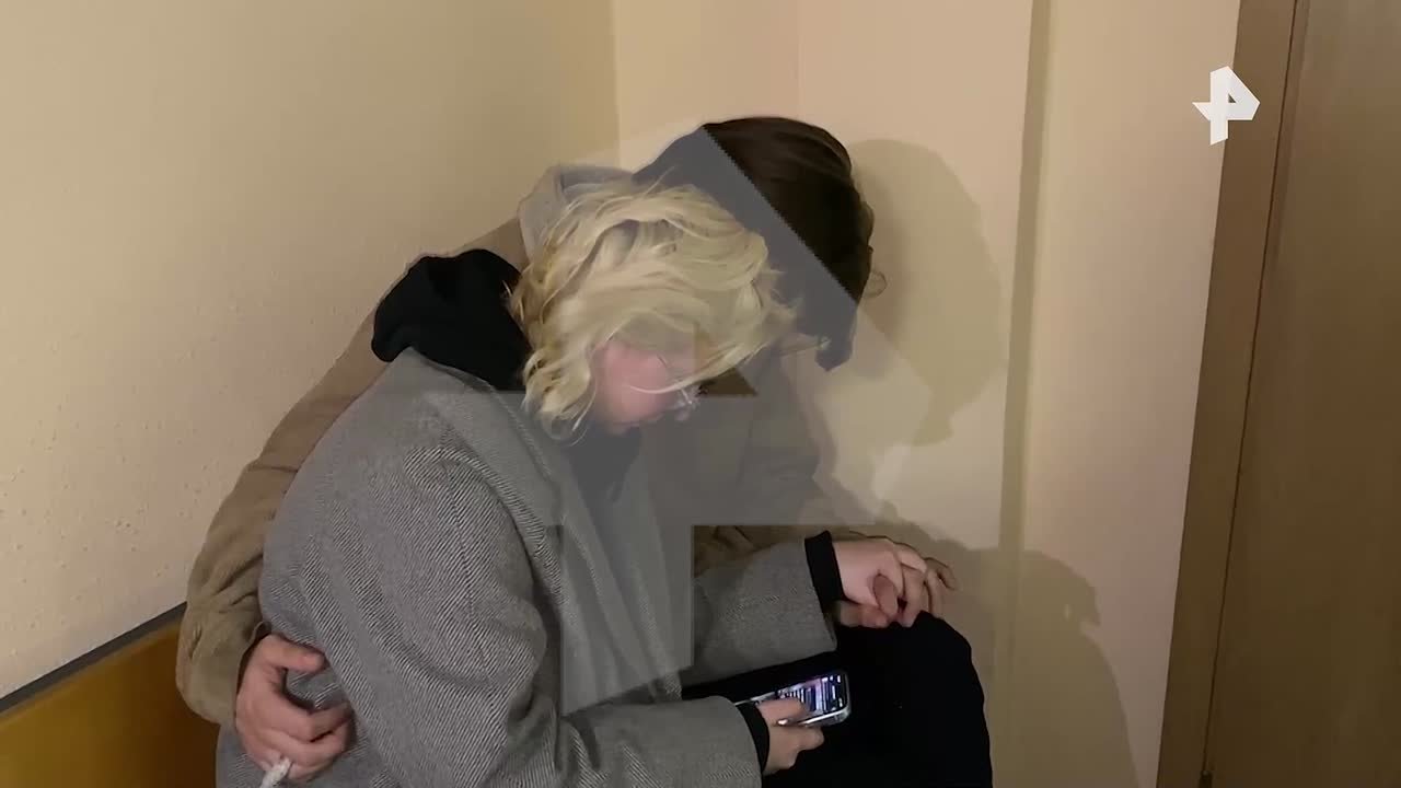 Вокалистку "Стоптайм" Диану Логинову, исполнявшую песни иноагентов в Петербурге, арестовали на 26 суток по двум статья КоАП РФ. Об этом сообщает корреспондент РЕН ТВ из зала суда