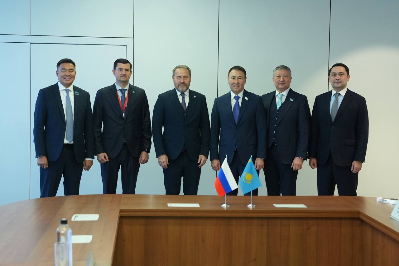 В рамках форума БРИКС-2025 Председатель Законодательного Собрания Александр Бельский провёл встречу с делегацией Маслихата города Астаны во главе с Табигатом Зейнулкабденом