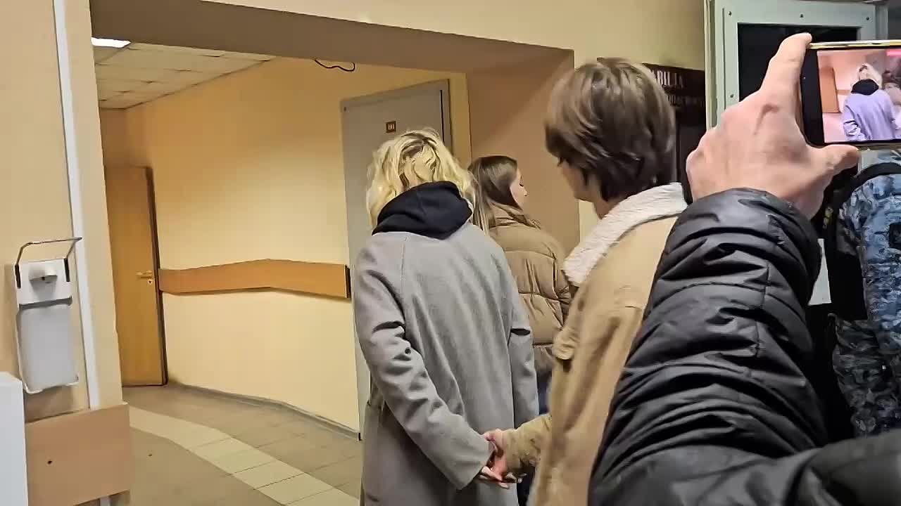 Суд в Петербурге повторно арестовал певицу Наоко на 13 суток по протоколу о нарушении общественного порядка и мелком хулиганстве – на заседании было сказано, что она пела на Невском песни с нецензурной бранью в тексте