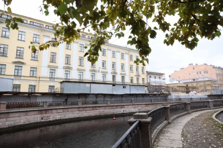 Пробирная палата, которая на много лет превратилась в пруд с камышами и деревьями на канале Грибоедова, обретает свои прежние очертания