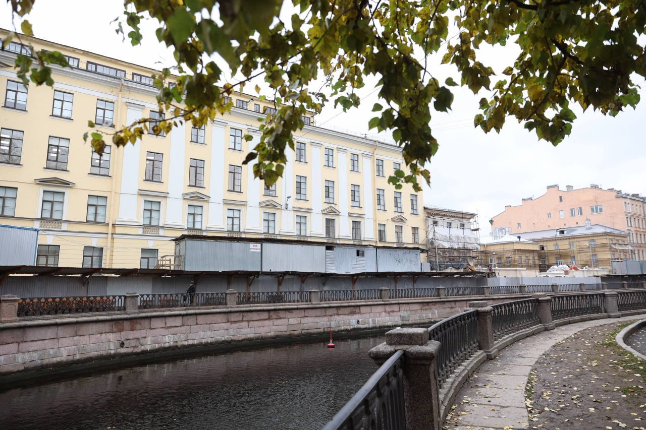 Пробирная палата, которая на много лет превратилась в пруд с камышами и деревьями на канале Грибоедова, обретает свои прежние очертания