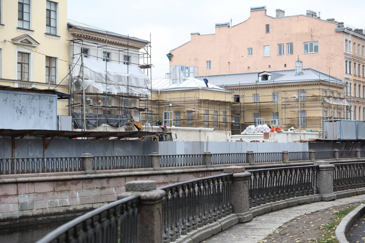 Пробирная палата, которая на много лет превратилась в пруд с камышами и деревьями на канале Грибоедова, обретает свои прежние очертания Пробирная палата, которая на много лет превратилась в пруд с камышами и деревьями на канале Грибоедова, обретает свои прежние очертания