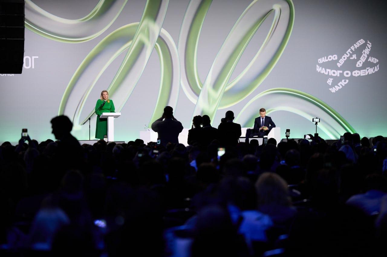 Фейк: После сообщений о минировании здания, где проходит форум «Диалог о фейках 3.0», многие гости и участники стали покидать мероприятие Фейк: После сообщений о минировании здания, где проходит форум «Диалог о фейках 3.0», многие гости и участники стали покидать мероприятие
