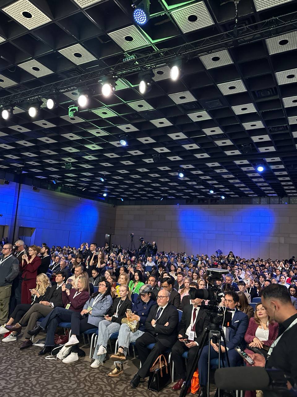 Полный зал прямо сейчас слушает выступление Марии Захаровой на форуме «Диалог о фейках 3.0». После выступления директора департамента информации и печати МИД РФ запланированы ответы на вопросы зала