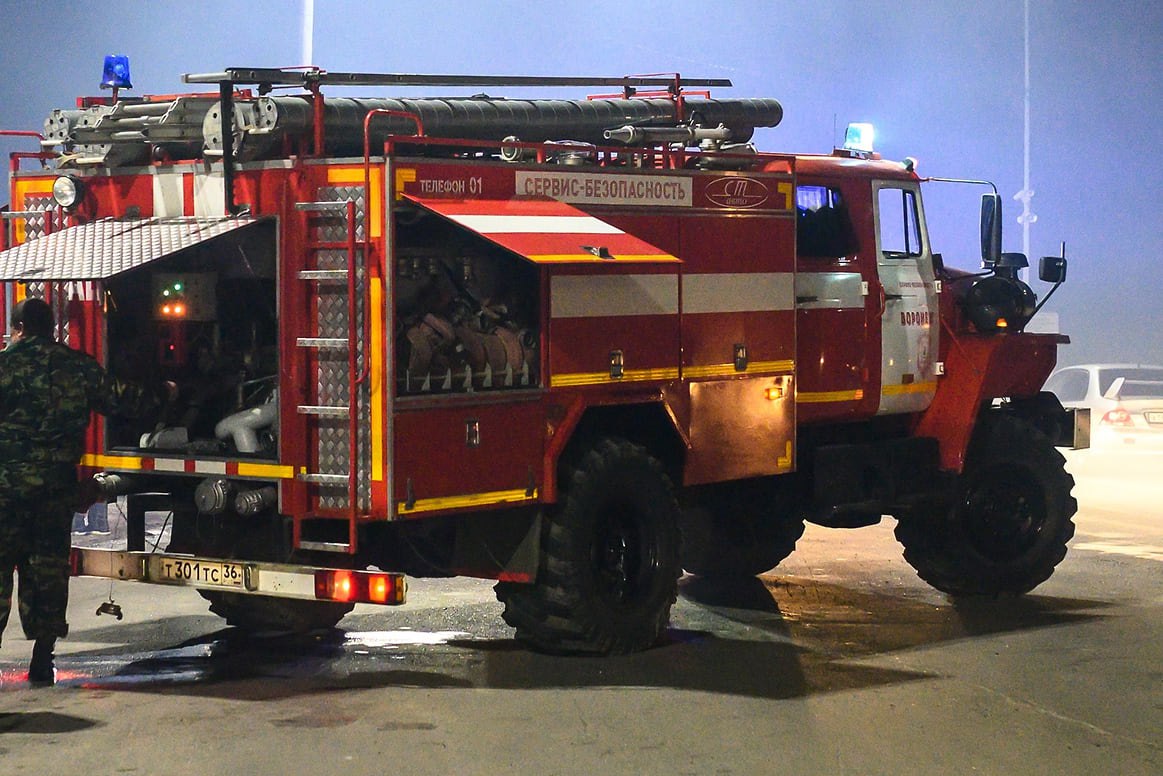 Пожар в административно-складском здании тушили рано утром на Аптекарском острове