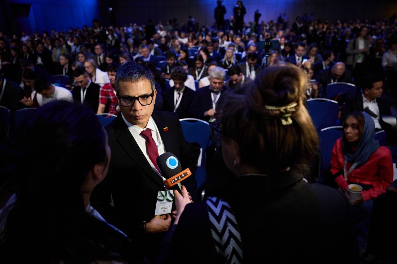 Фейк: После сообщений о минировании здания, где проходит форум «Диалог о фейках 3.0», многие гости и участники стали покидать мероприятие Фейк: После сообщений о минировании здания, где проходит форум «Диалог о фейках 3.0», многие гости и участники стали покидать мероприятие