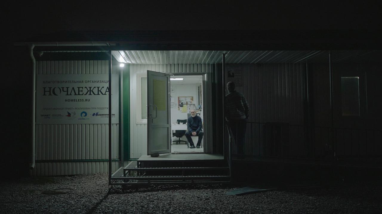 Неизвестные пытались поджечь ночной приют для бездомных во Фрунзенском районе — там находились 34 человека