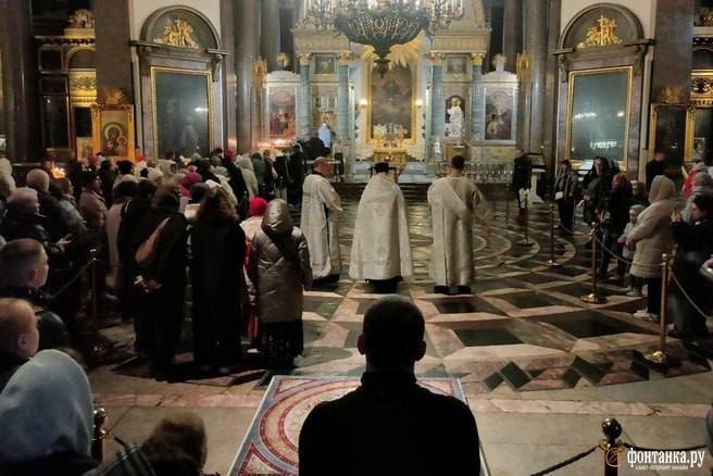 Имена жертв политических репрессий впервые за несколько лет читали у Казанского собора Имена жертв политических репрессий впервые за несколько лет читали у Казанского собора