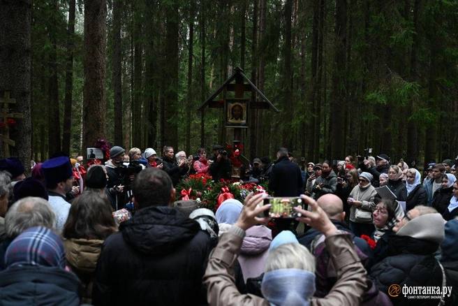 В Левашовской пустоши почтили память жертв политических репрессий В Левашовской пустоши почтили память жертв политических репрессий