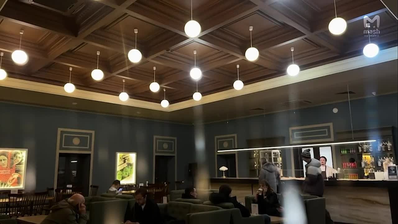 На сцене с микрофонами питерский натурщик, руководитель и артист инклюзивного театра, продюсеры и оператор Mash на Мойке — это не что иное, как наша очередная встреча в "Ленфильм-клубе"