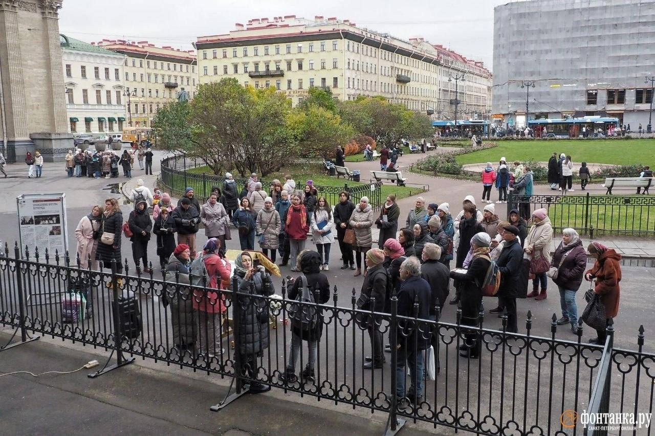 Имена жертв политических репрессий впервые за несколько лет читали у Казанского собора Имена жертв политических репрессий впервые за несколько лет читали у Казанского собора