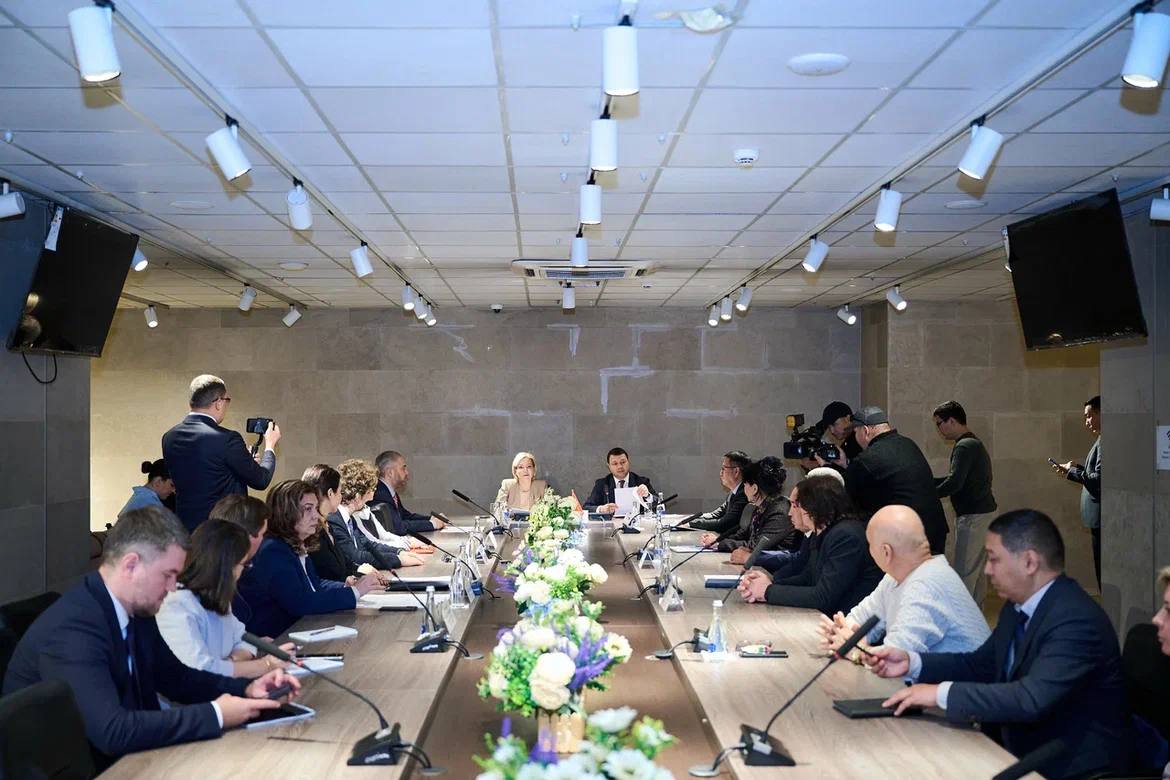 Глава Министерства культуры Ольга Любимова посетила с рабочим визитом Киргизию Глава Министерства культуры Ольга Любимова посетила с рабочим визитом Киргизию