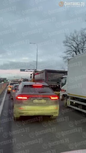 Люди идут пешком в город. На Московском шоссе коллапс, на юге КАД пробки