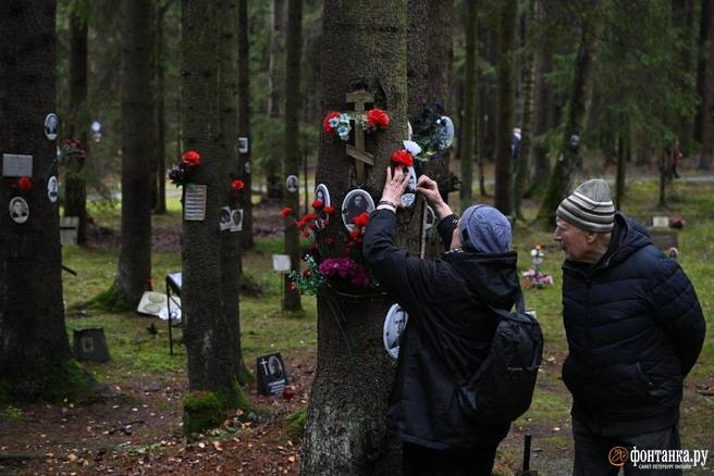 В Левашовской пустоши почтили память жертв политических репрессий В Левашовской пустоши почтили память жертв политических репрессий