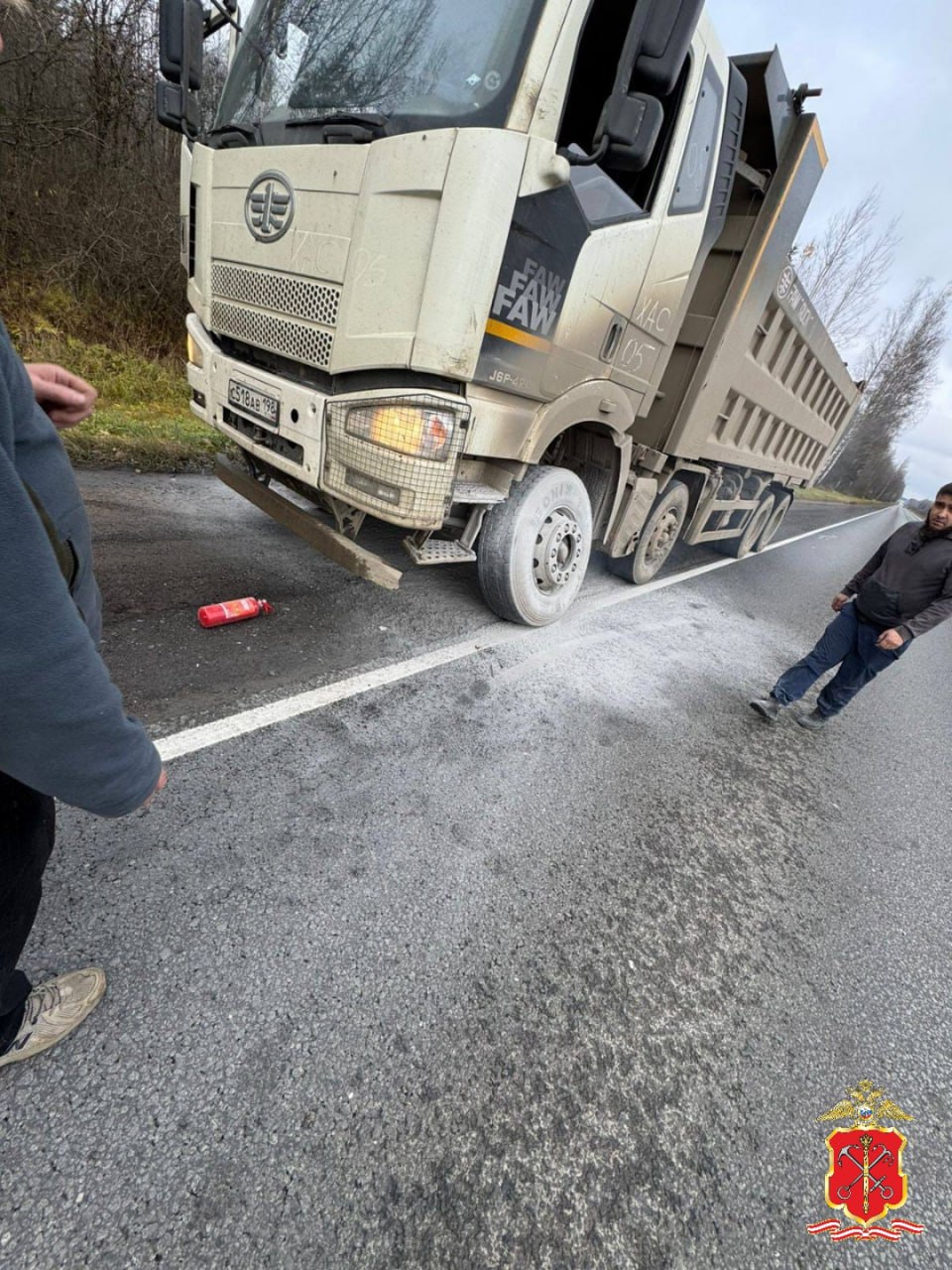 Сотрудники Госавтоинспекции Тосненского района предотвратили возгорание грузового автомобиля на трассе Сотрудники Госавтоинспекции Тосненского района предотвратили возгорание грузового автомобиля на трассе