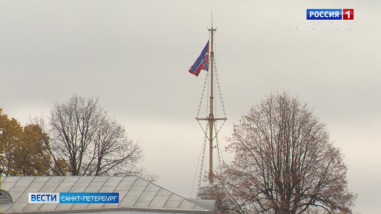 В Петербурге представили воссозданные флаги для реплики ботика Петра I